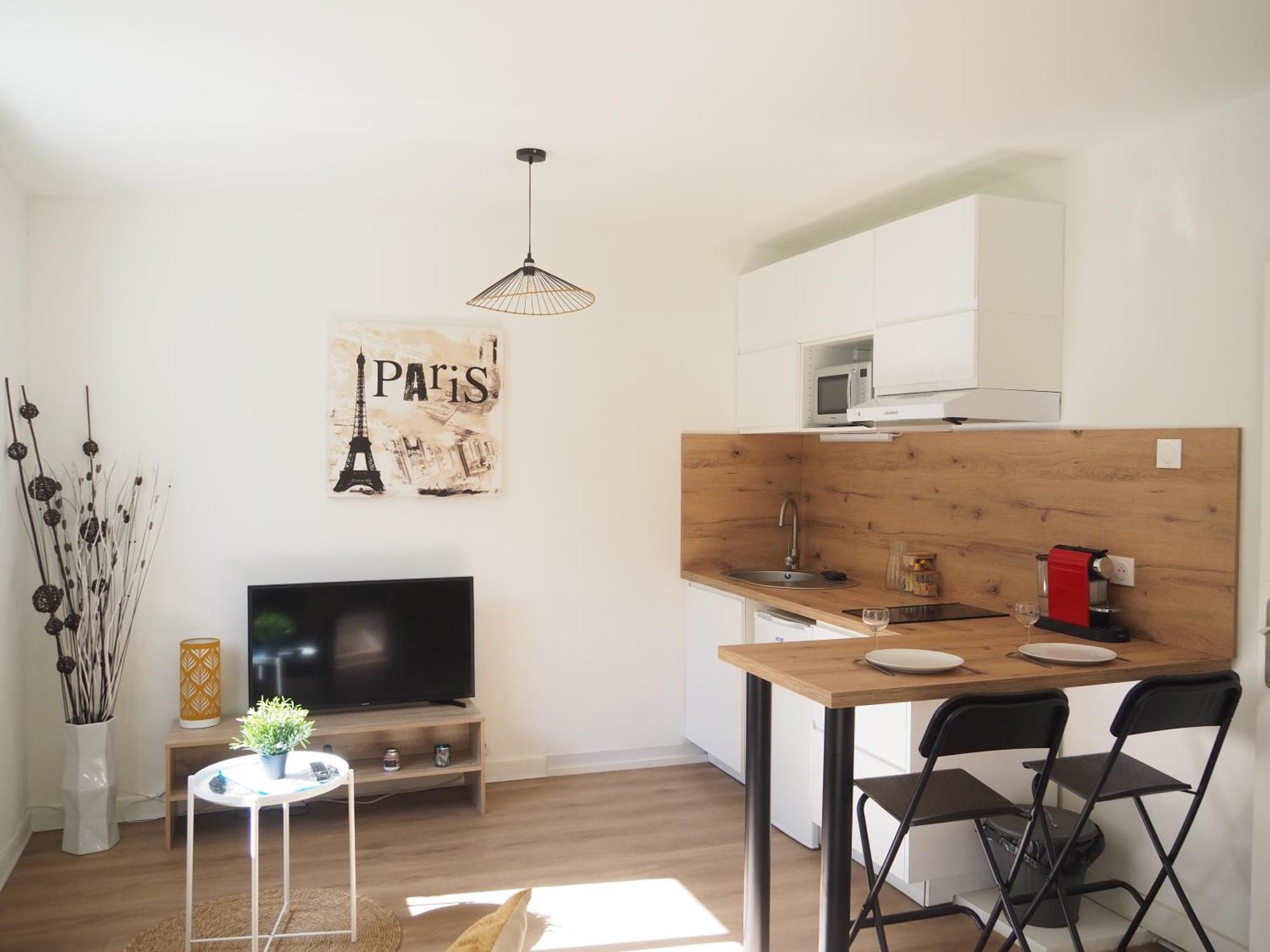 Terrasse, Vue Sur Jardin Arbore Et Place De Parking Rennes Exterior foto