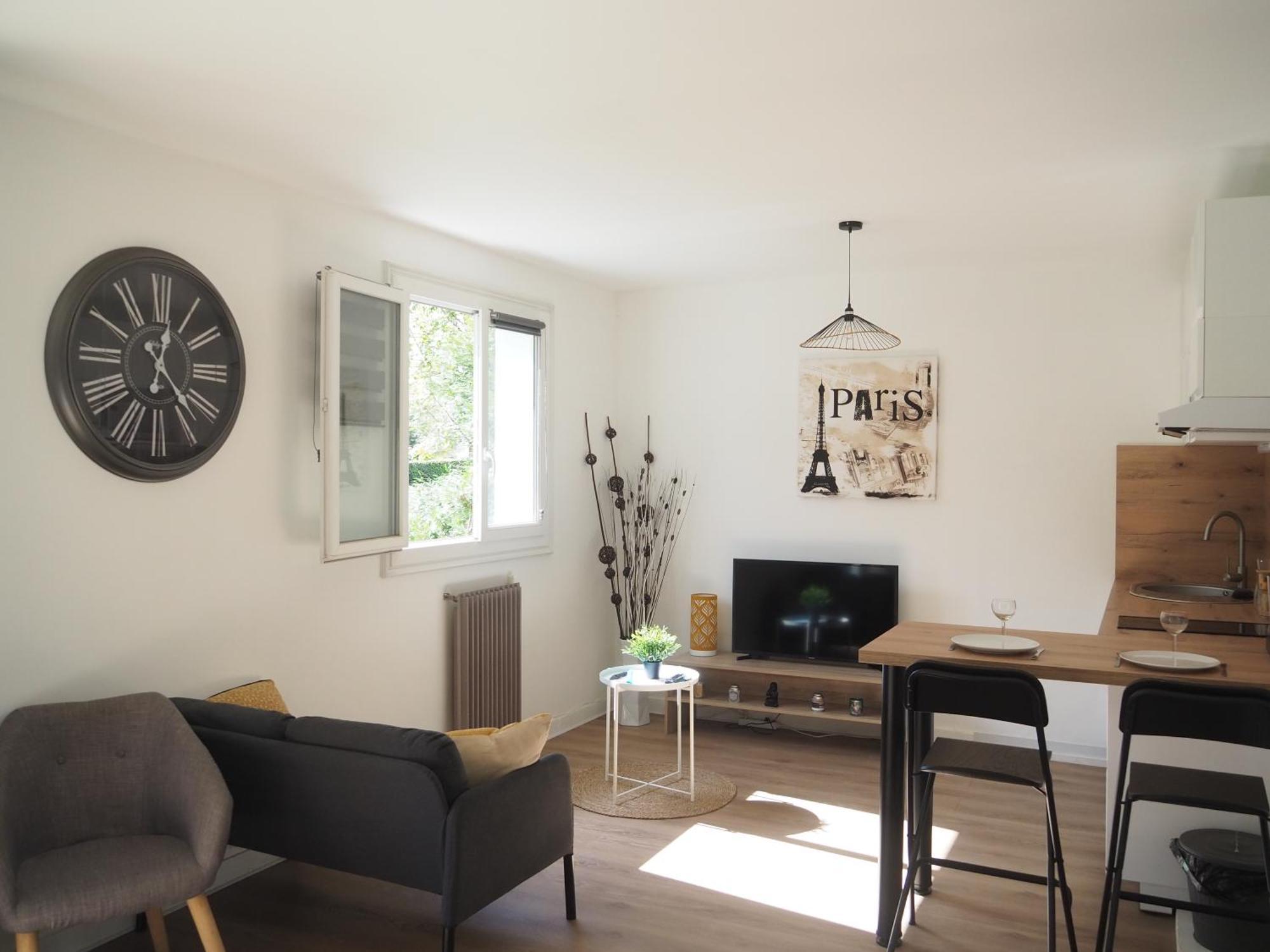 Terrasse, Vue Sur Jardin Arbore Et Place De Parking Rennes Exterior foto