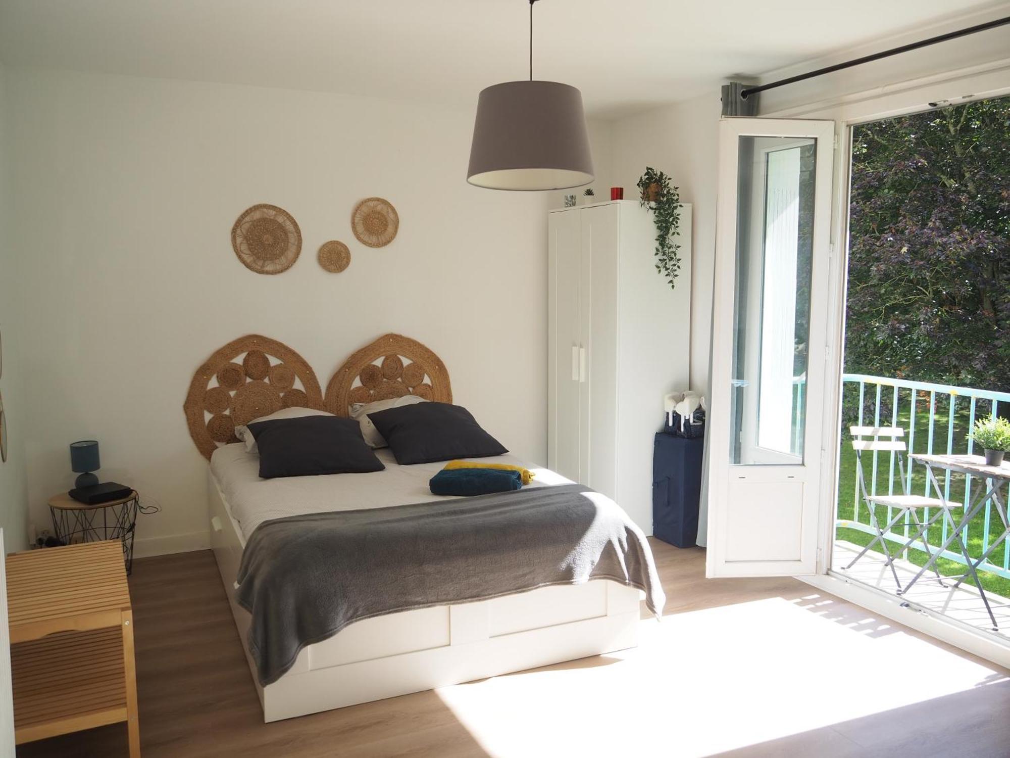 Terrasse, Vue Sur Jardin Arbore Et Place De Parking Rennes Exterior foto