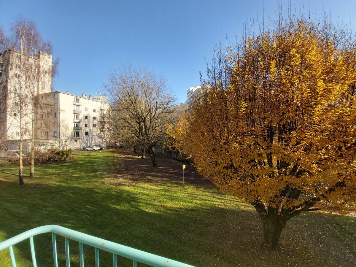 Terrasse, Vue Sur Jardin Arbore Et Place De Parking Rennes Exterior foto